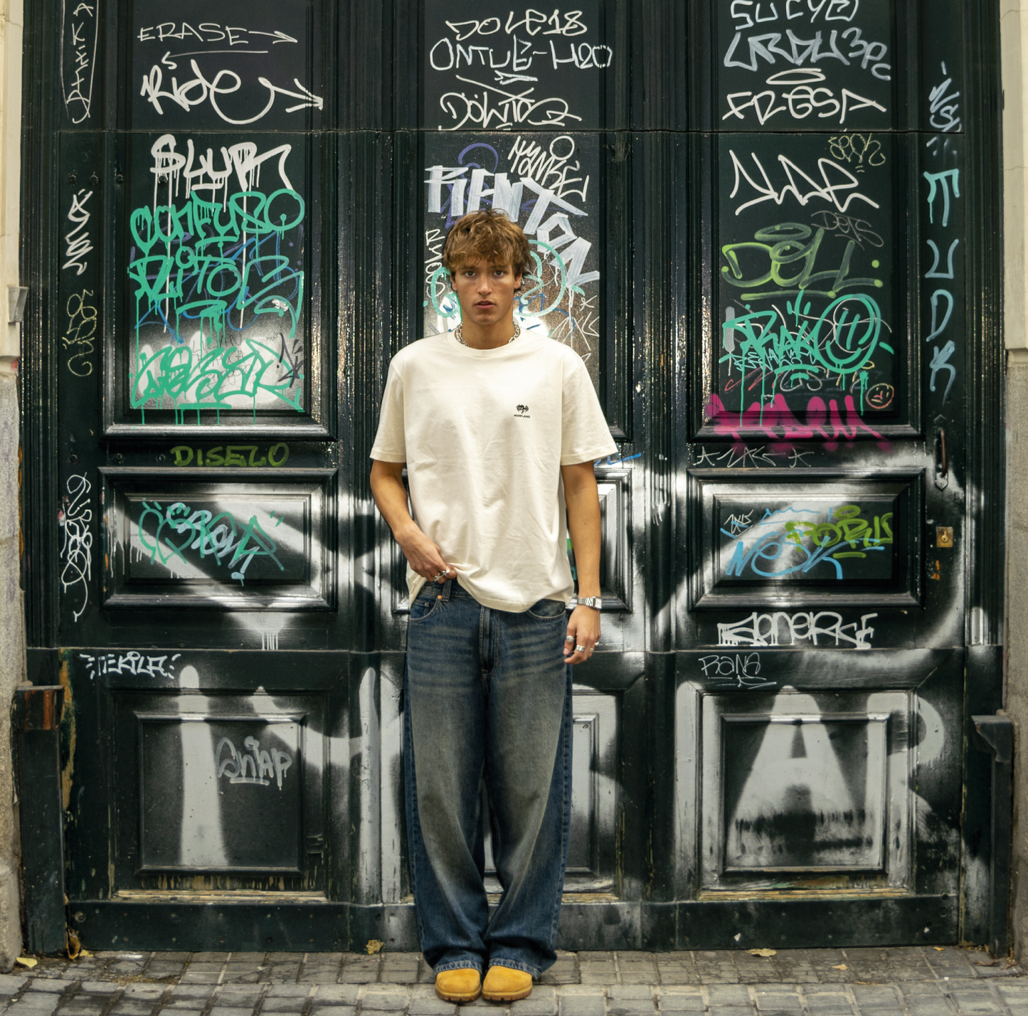 BEIGE T-SHIRT: FOOD AND PHRASE DESIGN IN PREMIUM ORGANIC COTTON