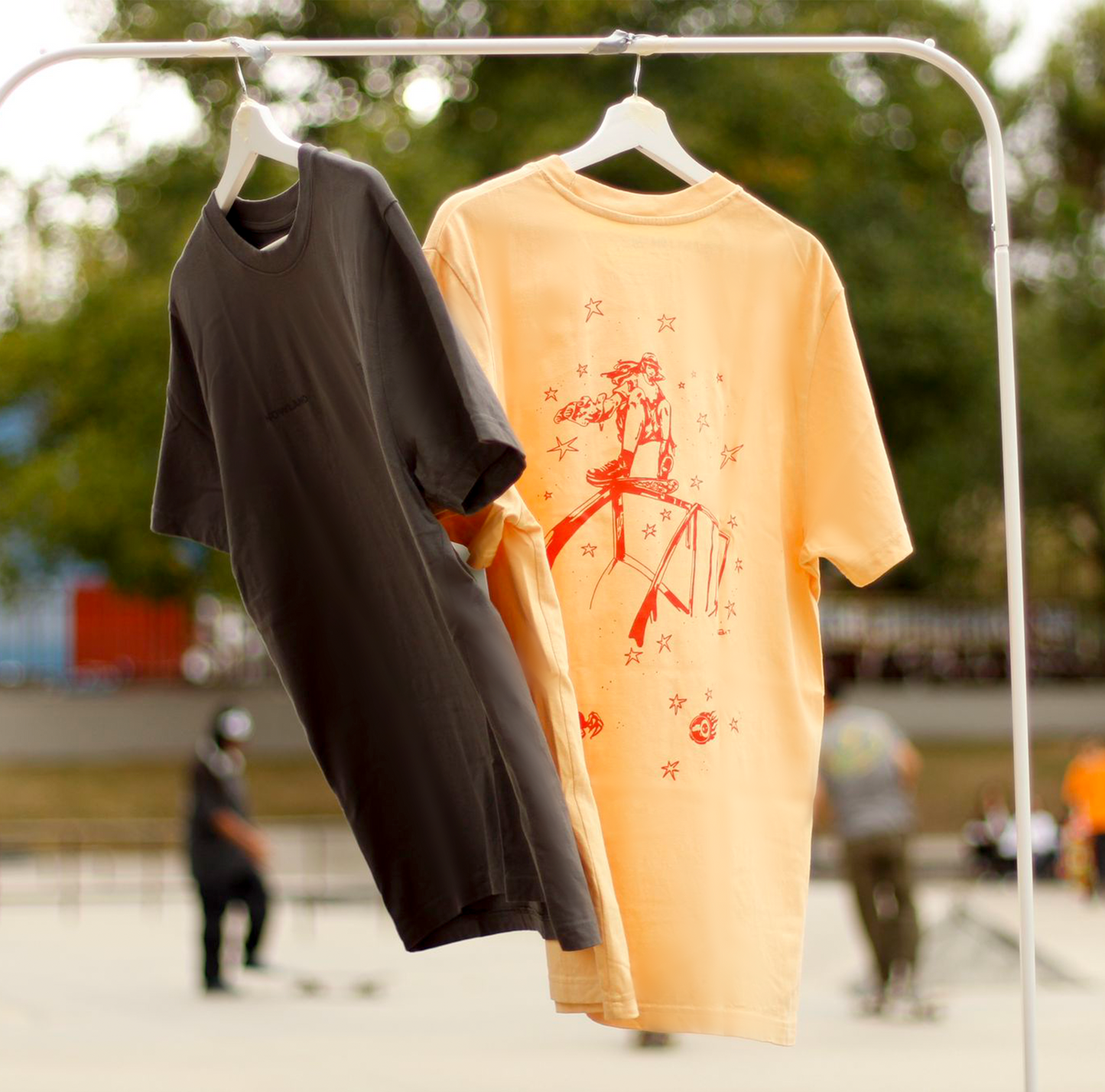 CAMISETA AMARILLO NÍSPERO: ILUSTRACIÓN DE SKATE CON ESTRELLITAS